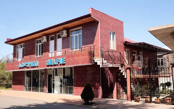 В Кобулети на центральной улице продается частный дом - изображение 1