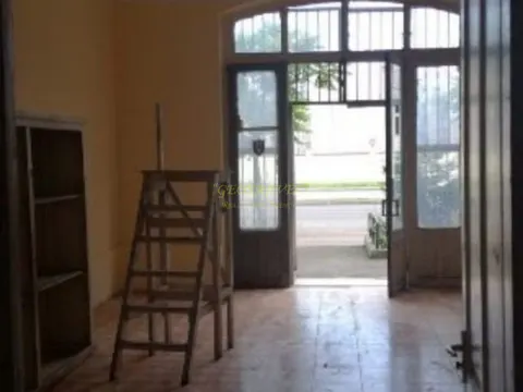 Продается коммерческое помещение в близи  колхозного рынка.