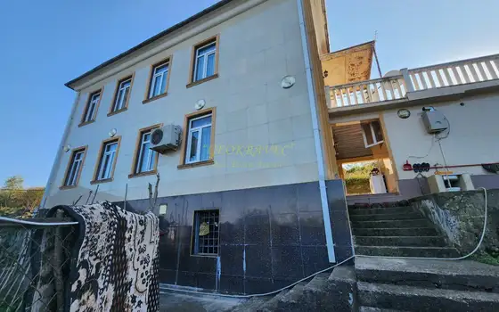 Продается дом с большой террасой и прекрасным видом в центре поселка Чарнали, недалеко от Батуми - სურათი 1