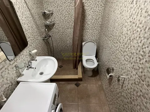 В старом Батуми  в близи площади  Пьяцца  сдается квартира в аренду.