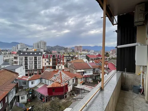 В старом Батуми  в близи площади  Пьяцца  сдается квартира в аренду.