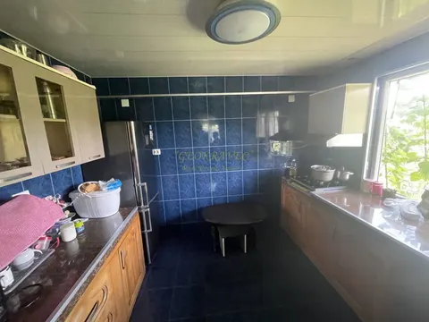 Частный дом с участком земли в селе Сачино, в нескольких километрах от Кобулети.