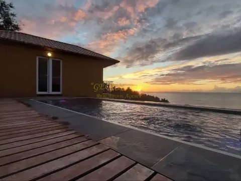 Шикарная  вилла  с   видом на море .