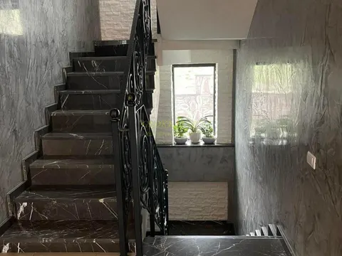 В    горнолыжном курорте Бакуриани  трехэтажная гостиница.