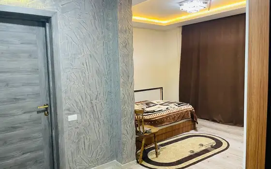В    горнолыжном курорте Бакуриани  трехэтажная гостиница.