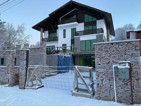 В    горнолыжном курорте Бакуриани  трехэтажная гостиница. - სურათი 1