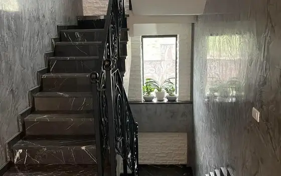 В    горнолыжном курорте Бакуриани  трехэтажная гостиница.