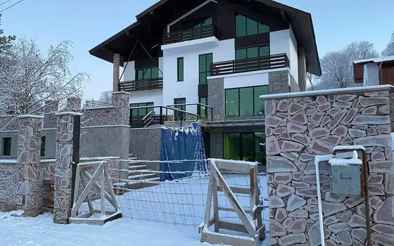 В    горнолыжном курорте Бакуриани  трехэтажная гостиница. - სურათი 1