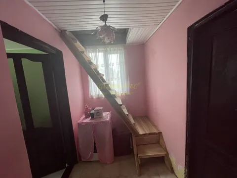 В девяти километрах от Кобулети, село Гвара.