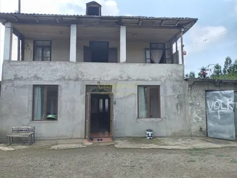 В девяти километрах от Кобулети, село Гвара.