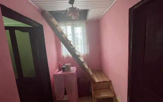 В девяти километрах от Кобулети, село Гвара.