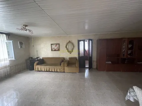 В девяти километрах от Кобулети, село Гвара.