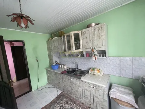 В девяти километрах от Кобулети, село Гвара.