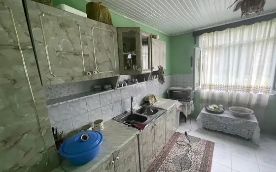 В девяти километрах от Кобулети, село Гвара.