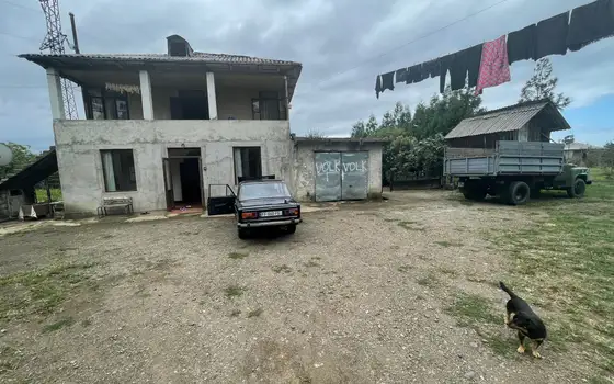 В девяти километрах от Кобулети, село Гвара.