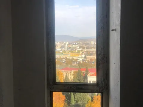 В новостройке в районе Сабуртало.