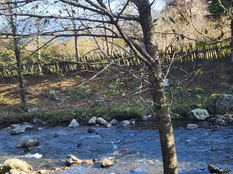 В селе Чарнали  на берегу  мальенкой речки.