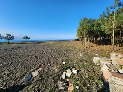 В  Шекветили  Поселок  Капровани у моря.