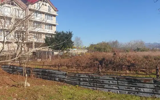 На одной из центральных улиц Кобулети, недалеко от моря. - სურათი 1