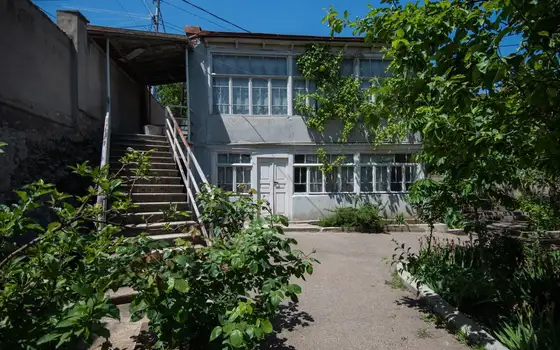 В Тбилиси, в одном из   старых  районов столицы.   Вера.