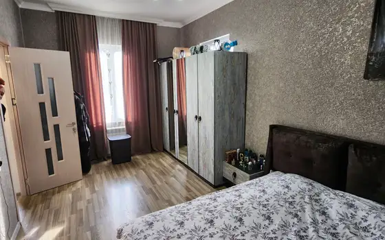 В городе Батуми в тихом районе, заселенном частными домами.