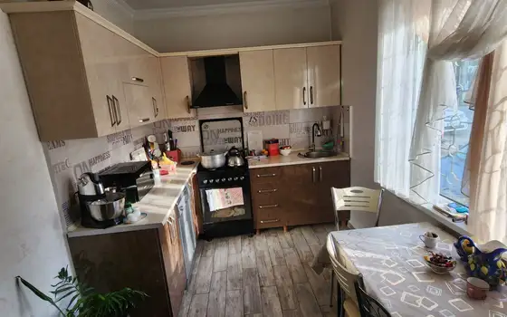 В городе Батуми в тихом районе, заселенном частными домами.