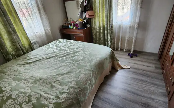 В городе Батуми в тихом районе, заселенном частными домами.