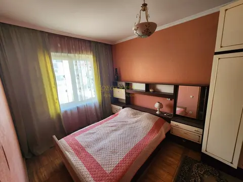 В Батуми трехкомнатная квартира , в одном из тихих районов.