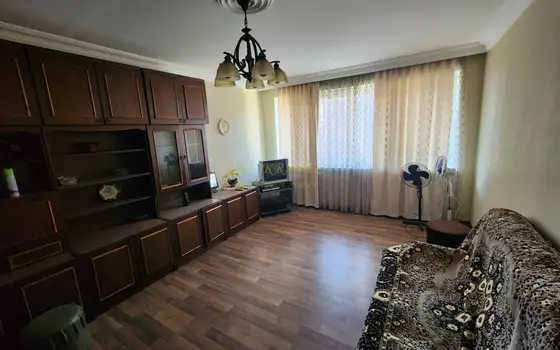 В Батуми трехкомнатная квартира , в одном из тихих районов.