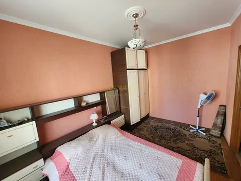 В Батуми трехкомнатная квартира , в одном из тихих районов.
