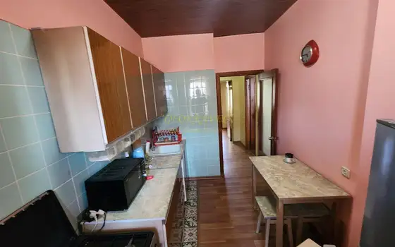 В Батуми трехкомнатная квартира , в одном из тихих районов.