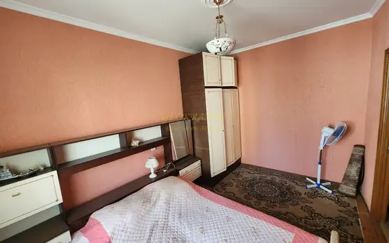 В Батуми трехкомнатная квартира , в одном из тихих районов.