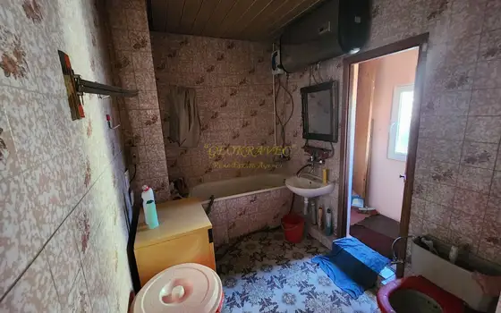 В Батуми трехкомнатная квартира , в одном из тихих районов.