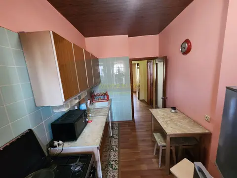 В Батуми трехкомнатная квартира , в одном из тихих районов.