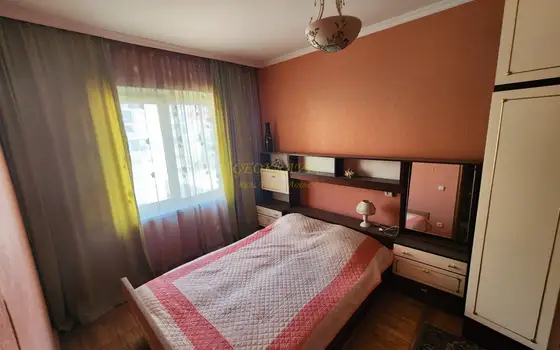 В Батуми трехкомнатная квартира , в одном из тихих районов.