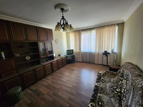 В Батуми трехкомнатная квартира , в одном из тихих районов.