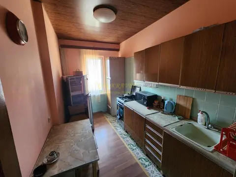 В Батуми трехкомнатная квартира , в одном из тихих районов.