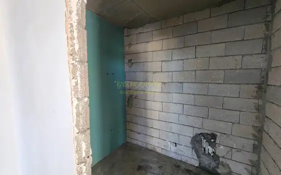 На Зеленом мысе,  жилом доме гостиничного типа.