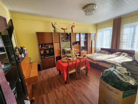 Частный дом с двором, большим земельным участком в поселке Чакви.