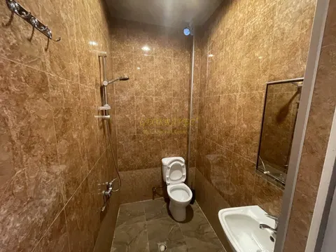 Трехэтажный отель у моря на центральной улице в Кобулети.