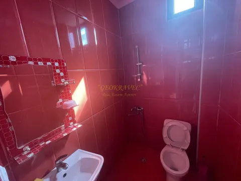 Трехэтажный отель у моря на центральной улице в Кобулети.