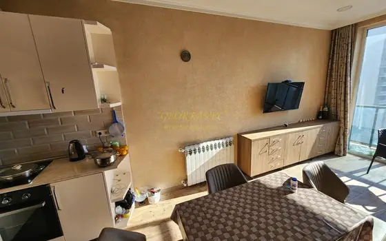 В городе Батуми в районе нового бульвара  двухкомнатная квартира с ремонтом . - სურათი 1