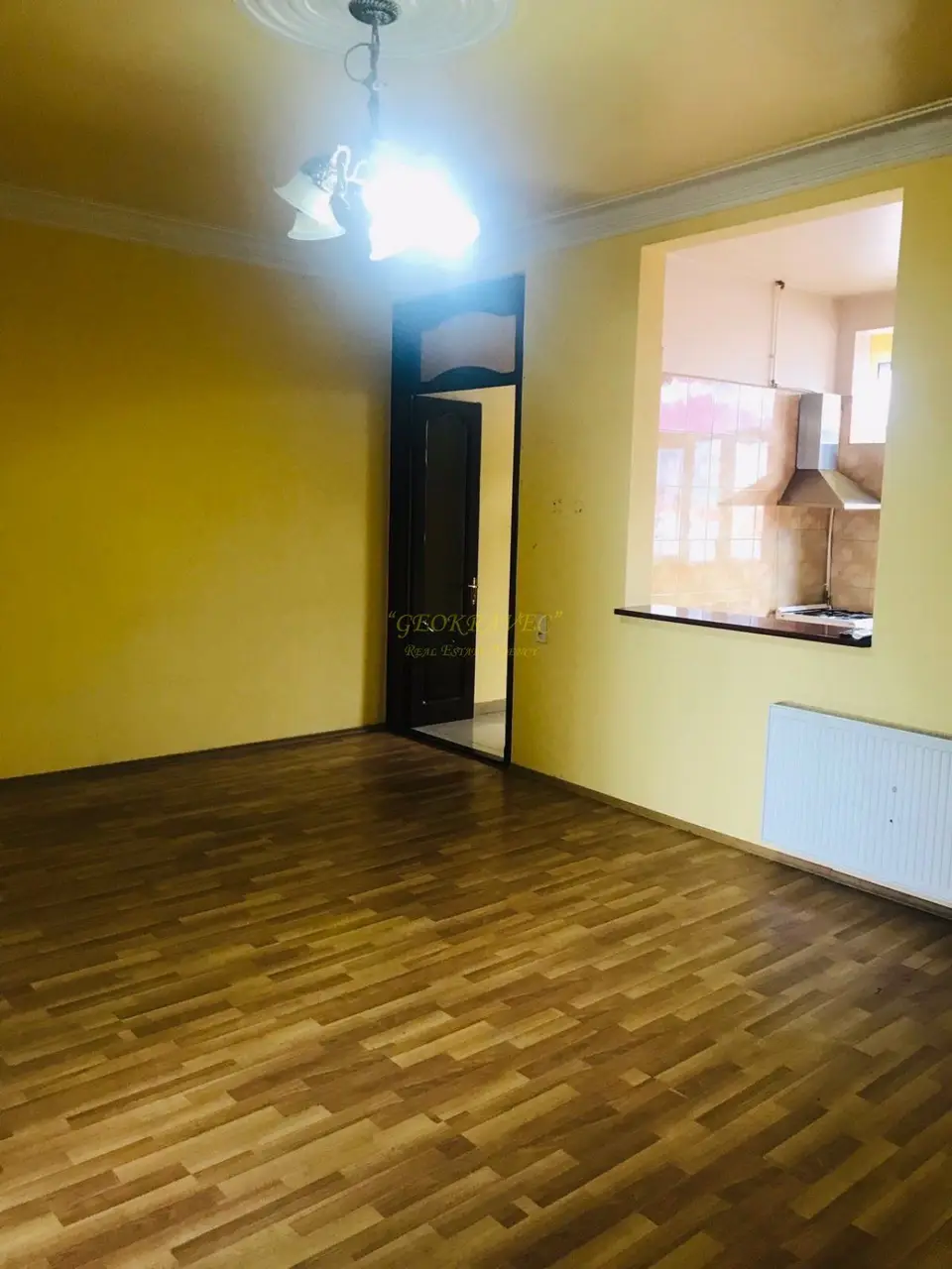 Продается квартира на третьем этаже в старом Батуми у моря.
