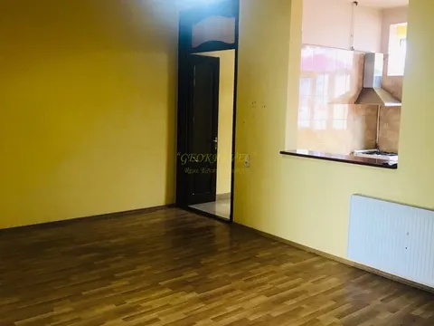 Продается квартира на третьем этаже в старом Батуми у моря. - სურათი 1
