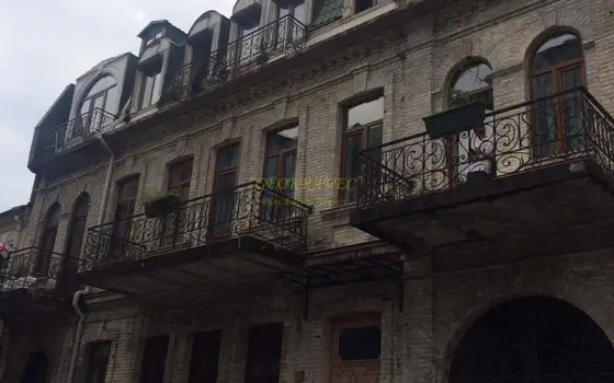 Продается квартира на третьем этаже в старом Батуми у моря.
