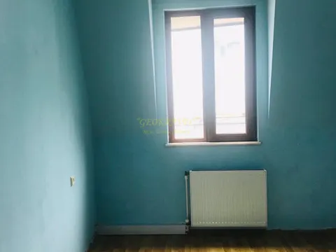 Продается квартира на третьем этаже в старом Батуми у моря.