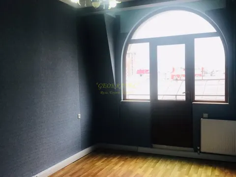 Продается квартира на третьем этаже в старом Батуми у моря.