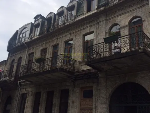 Продается квартира на третьем этаже в старом Батуми у моря.
