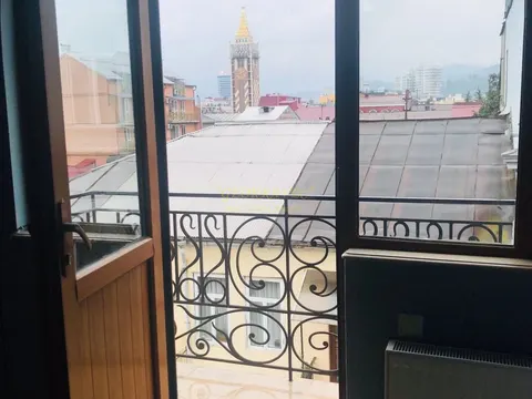 Продается квартира на третьем этаже в старом Батуми у моря.