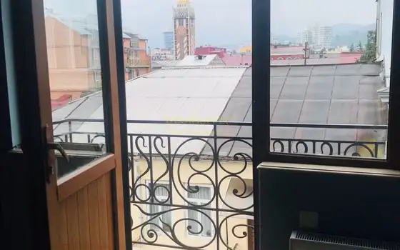 Продается квартира на третьем этаже в старом Батуми у моря.